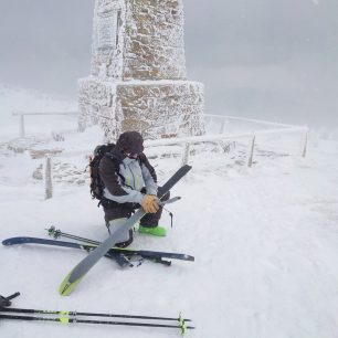 Beton na hřebenech a nafoukaný sníh za nimi je ideální testovací polygon - MT 85