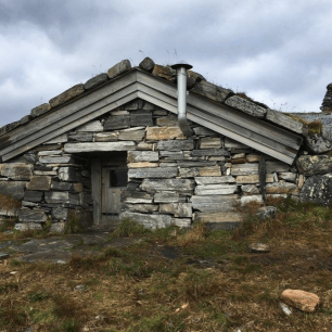 Chatka Hovnajda. Trek k vyhlídce Trolltunga, Hardangervidda, Norsko