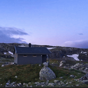 Chata DNT. Trek k vyhlídce Trolltunga, Hardangervidda, Norsko