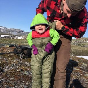 Jak zahřát dítě na horách. Trek k vyhlídce Trolltunga, Hardangervidda, Norsko