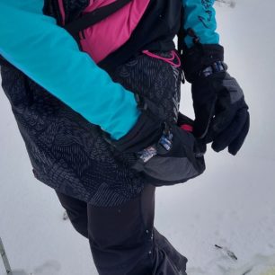 Celopropínací zip je opatřen táhlem a lze ovládat v rukavicích - sukně NORTHFINDER JARABA