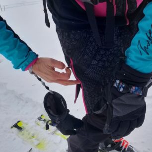 Detail jezdce zipu na sukni NORTHFINDER JARABA a ovládání bez rukavic