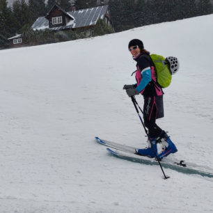 Hlavní celopropínací zip na zateplené sukni NORTHFINDER JARABA umožňuje oblečení i s lyžemi na nohou