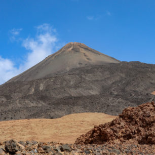Vulkán Pico del Teide dominuje výhledů na trase GR 131 na ostrově Tenerife.