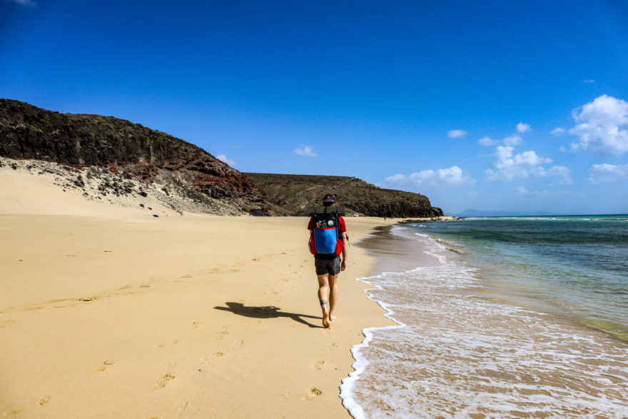 Úvodní část treku GR 131 na ostrově Fuerteventura vede po úchvatných písčitých plážích.