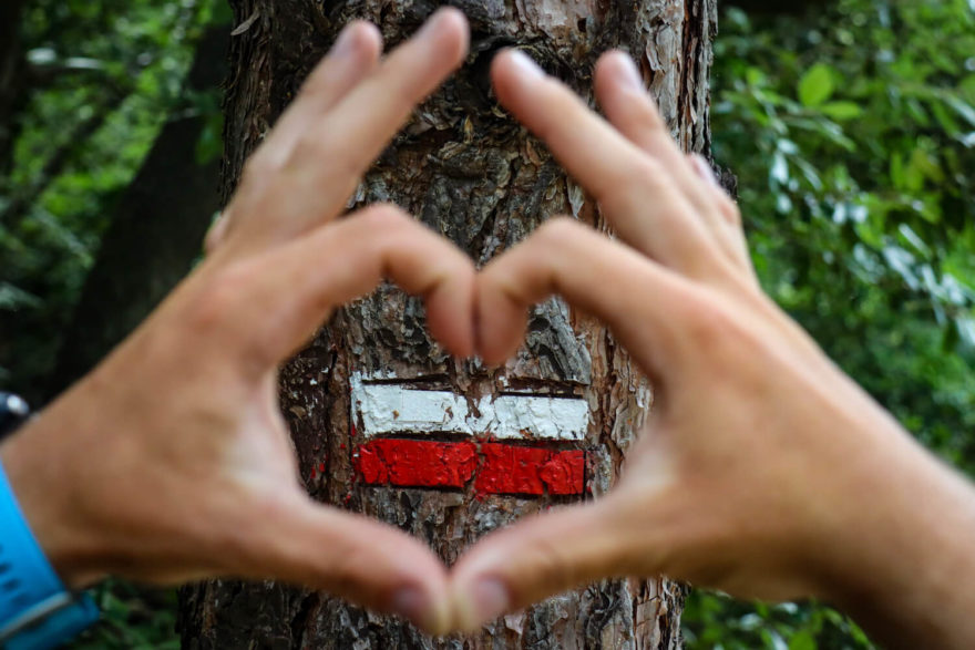 Trasy GR se zpravidla značí bílo-červenými pruhy.