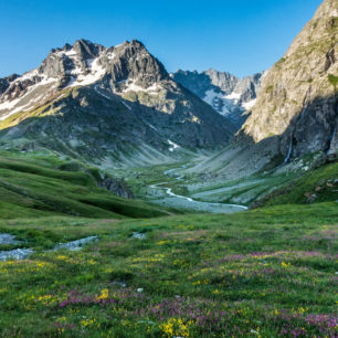 Trasa GR 54 je okruh kolem masivu Ecrins ve francouzských Alpách.