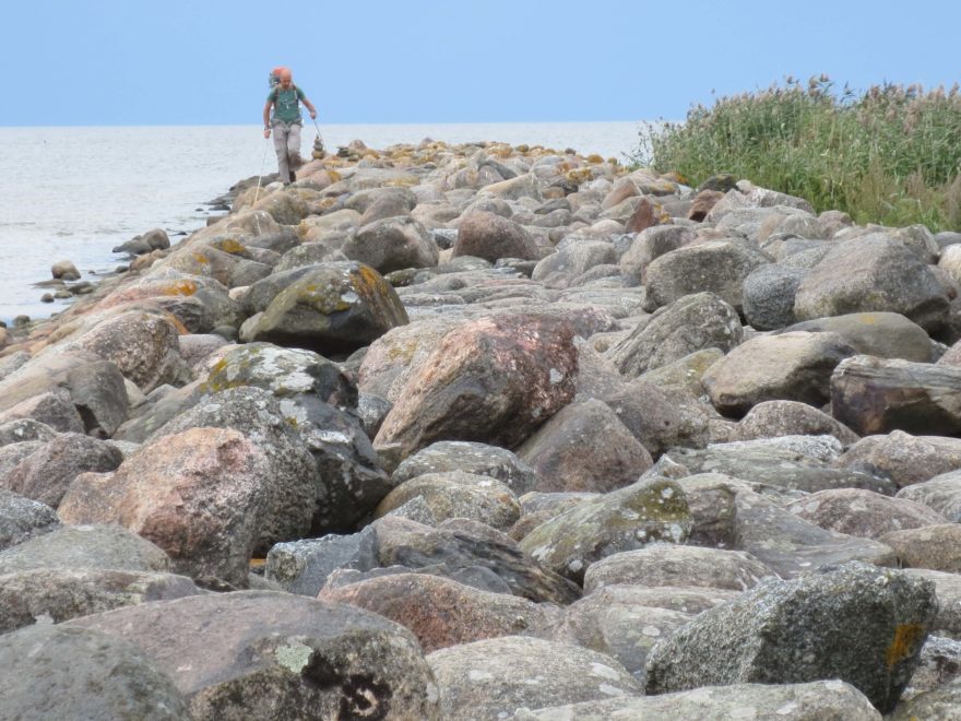 Úsek po zarostlých plážích mezi městečky Svētciems a Ainaži v Lotyšsku nedaleko estonských hranic. Baltic Coastal Hiking Route