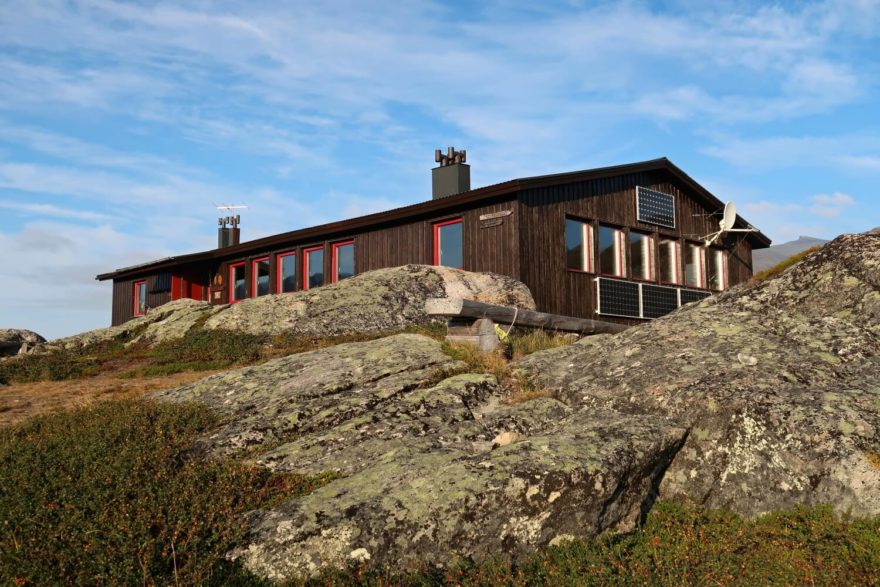 Chata s obsluhou na úseku Ammarnäs - Hemavan. Dálková stezka Kungsleden, Laponsko, Švédsko