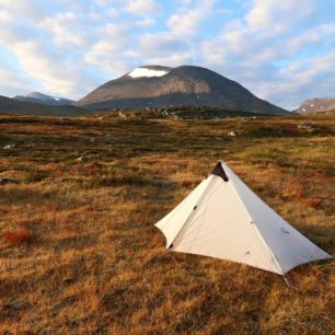 Ve Švédsku je možné v divočině volně stanovat (mimo národní parky a soukromé pozemky). Kungsleden, Laponsko, Švédsko