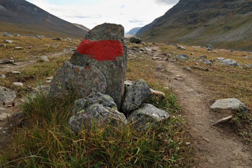 Dálkový trek Kungsleden je značený červeným pruhem. Laponsko, Švédsko
