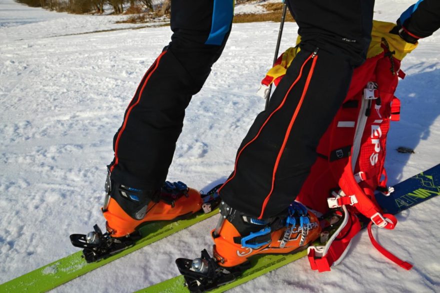 Díky dlouhému zipu se dají kalhoty Northfinder RYSY 2021 dobře přetáhnout přes skialpovou obuv
