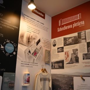 Prezentace Schindlerovy pletárny a dva svetry, které od sebe dělí takřka 70 let