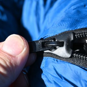 Speciální zip, který zabraňuje zadrhávání látky - SPACÁK YATE ANSERIS 900