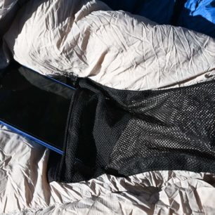 Velká vnitřní kapsa SPACÁK YATE ANSERIS 900 pojme telefon, doklady nebo další nezbytnosti, které je mít dobré u sebe