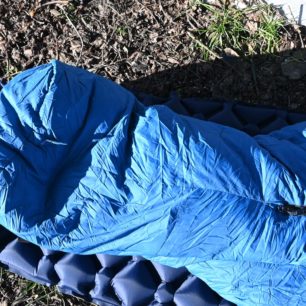 Zip SPACÁKU YATE ANSERIS 900 končí někde u kolen a je dvoucestný