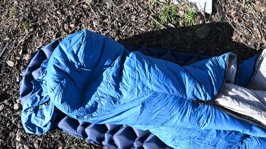 Zip SPACÁKU YATE ANSERIS 900 končí někde u kolen a je dvoucestný