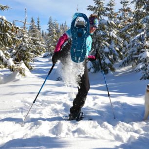 Zimní set sněžnic Symbioz Hyperflex Access a holí Tour Carbon/Alu 2 Cross značky TSL při testování v Krkonoších.
