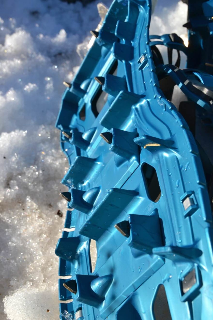 O perfektní grip i na zledovatělém povrchu se stará přední drapák a osm spodních ocelových hrotů. Sněžnice TSL Symbioz Hyperflex Access