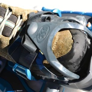 Utažený popruh na špičce je možné složit pod sponku, aby nikde neplandal. Sněžnice TSL Symbioz Hyperflex Access