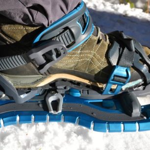 Kolem kotníku se sněžnice upevňují pomocí nastavitelné ráčny. TSL Symbioz Hyperflex Access