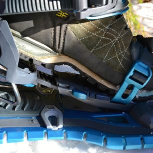 Při prudších stoupáních přišla na řadu podpatěnka, která je uchycena přímo na patě vázání a snadno se stlačí pod patu pomocí holí. Sněžnice TSL Symbioz Hyperflex Access