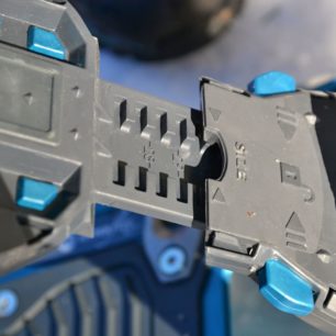 Ergonomické plastové vázání, které je možné velmi snadno nastavit na požadovanou délku pomocí dvojice protilehlých tlačítek. Sněžnice TSL Symbioz Hyperflex Access