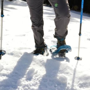 Zimní set sněžnic Symbioz Hyperflex Access a holí Tour Carbon/Alu 2 Cross značky TSL při testování v Krkonoších.