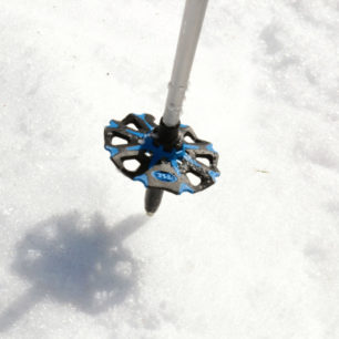 Dvoudílné teleskopické hole TSL Tour Carbon/Alu 2 Cross mají naklápěcí talířky, které se přizpůsobí sklonu terénu.