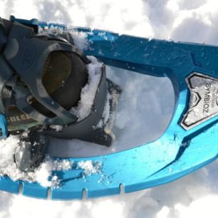 O perfektní grip i na zledovatělém povrchu se stará přední drapák a osm spodních ocelových hrotů.