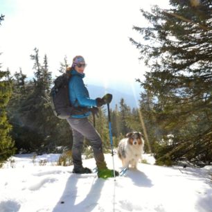 Zimní set sněžnic Symbioz Hyperflex Access a holí Tour Carbon/Alu 2 Cross značky TSL při testování v Krkonoších.