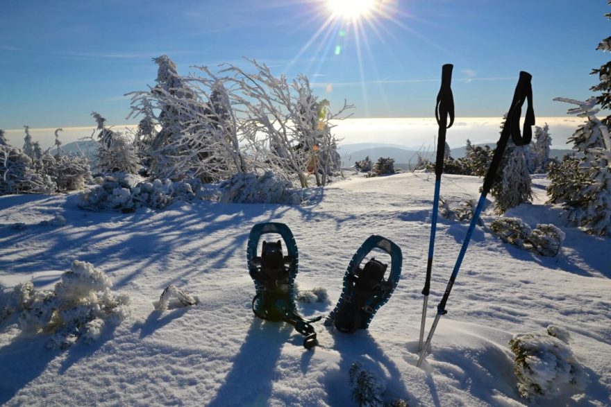 Zimní set sněžnic Symbioz Hyperflex Access a holí Tour Carbon/Alu 2 Cross značky TSL při testování v Krkonoších.
