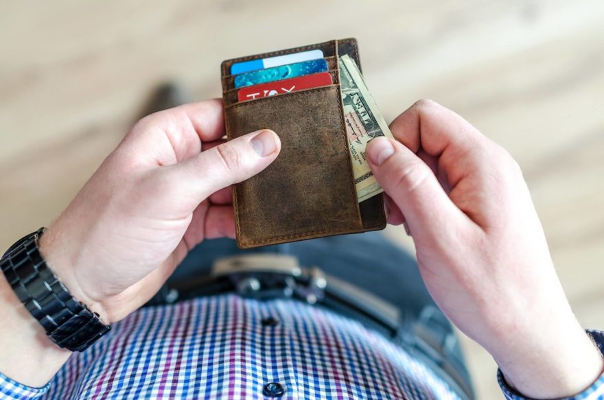 Minimalistické modely peněženek se vejdou i do kapsy košile nebo kalhot.