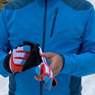 Manipulace s protivětrným návlekem Windmit’N u rukavic Camp G COMP EVO