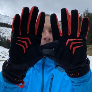 Protiskluzové výztuhy dlaňové části rukavice Camp G COMP EVO a detail palců pro ovládání dotykového displeje