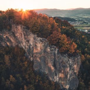 Nevelký skalnatý vrcholek Kečka nad Bralcami ve Štiavnických vrších vyniká roztodivnými skalními útvary. Region GRON.