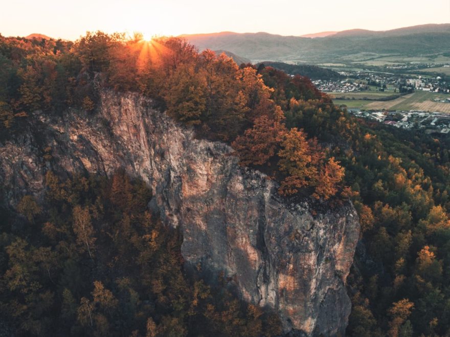 Nevelký skalnatý vrcholek Kečka nad Bralcami ve Štiavnických vrších vyniká roztodivnými skalními útvary. Region GRON.