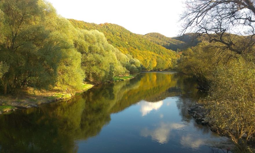 Klidný tok řeky Hron ve středním Pohroní, region GRON.