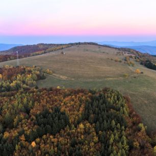 Vrcholová pláň vrchu Vojšín v pohoří Pohronský Inovec z dronu. Region GRON.