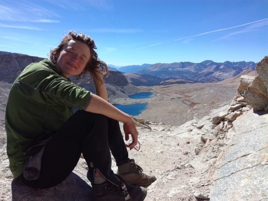 Blížíme se k Mt. Whitney, procházíme měsíční krajinou pohoří Sierra Nevada. John Muir Trail, Kalifornie, USA