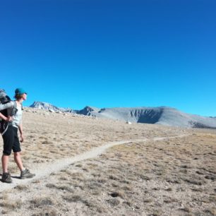 Blížíme se k Mt. Whitney, procházíme měsíční krajinou pohoří Sierra Nevada. John Muir Trail, Kalifornie, USA