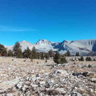 Blížíme se k Mt. Whitney, procházíme měsíční krajinou pohoří Sierra Nevada. John Muir Trail, Kalifornie, USA