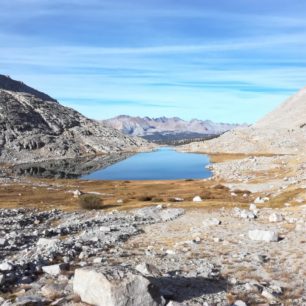 Guitar Lake, poslední zdroj vody před Mt. Whitney. Pohoří Sierra Nevada, John Muir Trail, Kalifornie, USA
