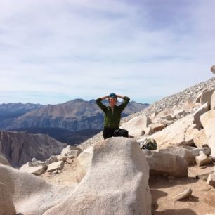 Neuvěřitelně vzdušný a poklidný vrchol čtyřtisícovky - Mt. Whitney. Závěr treku John Muir Trail, Sierra Nevada, Kalifornie, USA