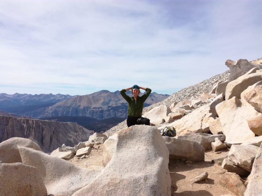 Neuvěřitelně vzdušný a poklidný vrchol čtyřtisícovky - Mt. Whitney. Závěr treku John Muir Trail, Sierra Nevada, Kalifornie, USA