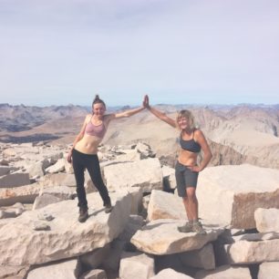 Neuvěřitelně vzdušný a poklidný vrchol čtyřtisícovky - Mt. Whitney. Závěr treku John Muir Trail, Sierra Nevada, Kalifornie, USA