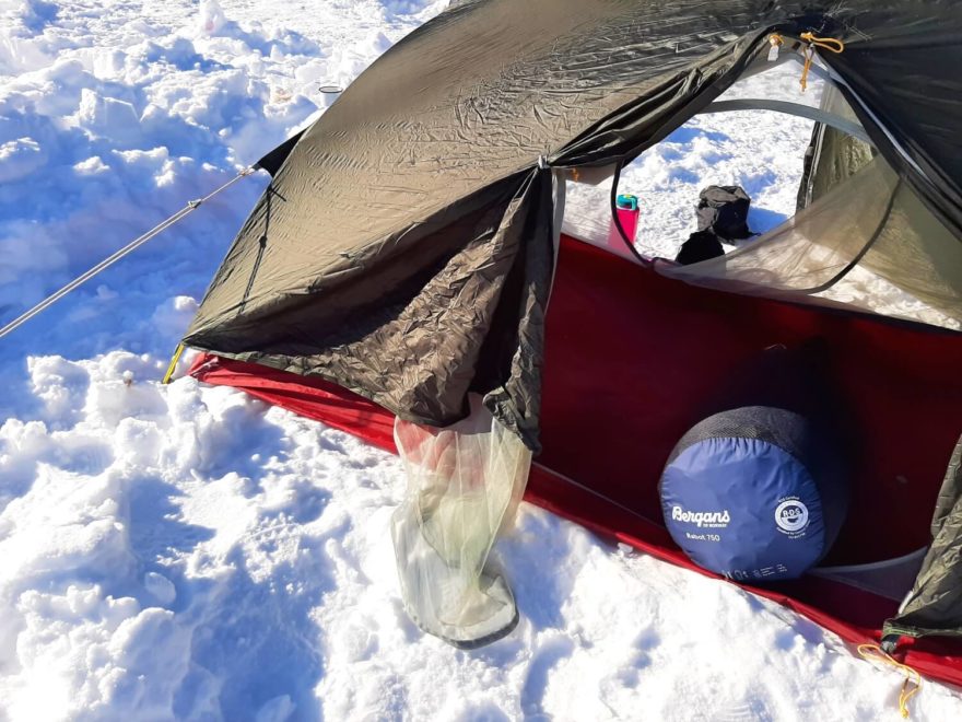 Pro spaní v zimě je potřžeba spacák s dostatečnou komfortní teplotou.