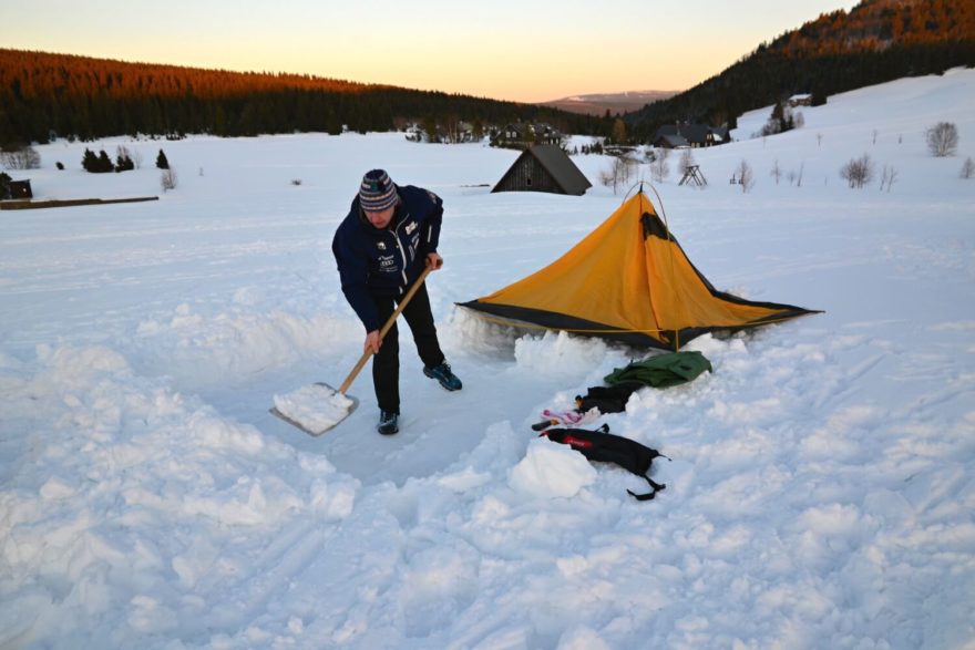 Místo pro stan je potřeba nejdřív zarovnat a udusat.