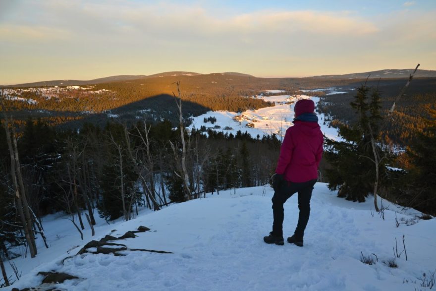 Východ slunce nad osadou Jizerka z vrcholku Bukovec (1005 m).