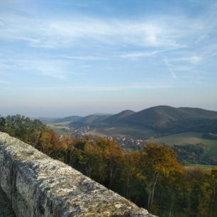 Výhled od mohyly Milana Rastislava Štefánika se nachází na vrchu Bradlo (543 m) v Myjavské pahorkatině. Cesta hrdinů SNP.